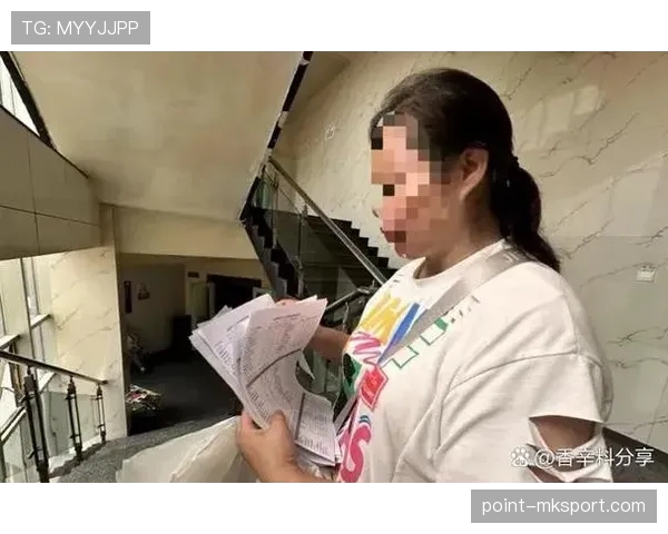 张玉宁拎着超市塑料袋走出豪宅大门,楼下邻居惊呆到说不出话 张玉宁拎着超市塑料袋走出豪宅大门,楼下邻居惊呆到说不出话